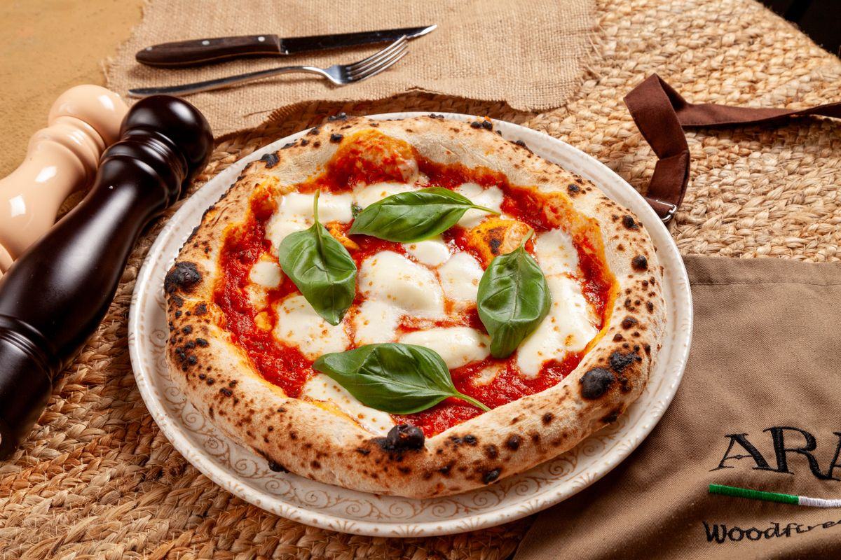 Pizza napolitaine cuite à haute température avec un bord bien alvéolé