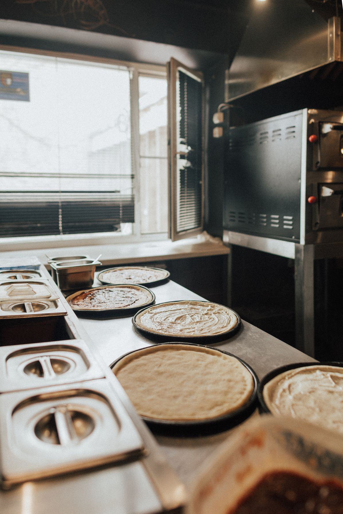 Plan de travail inox d'un laboratoire de pizzeria professionnelle